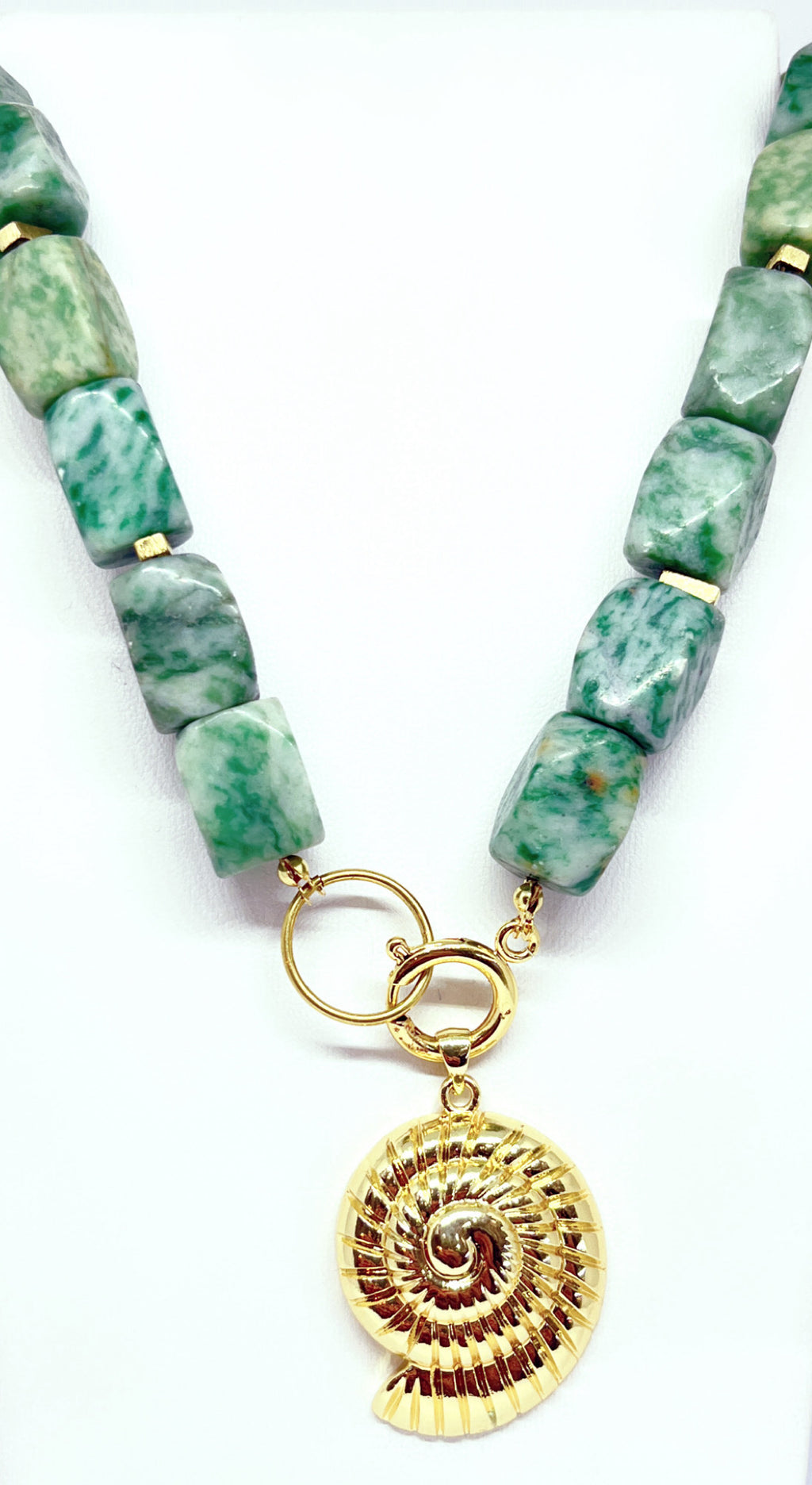 Collar de Jade Verde con Colgante Nautilus