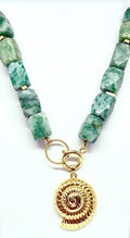Collar de Jade Verde con Colgante Nautilus