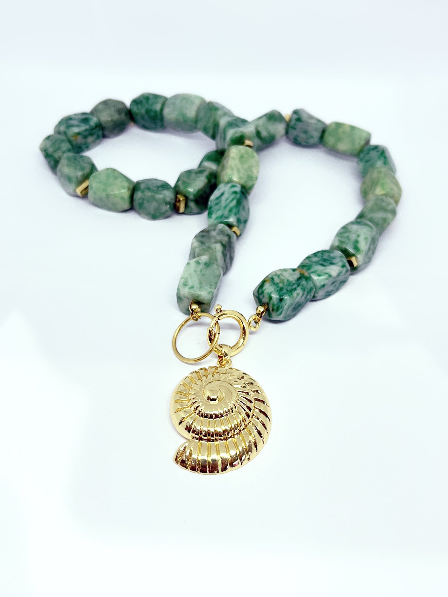 Collar de Jade Verde con Colgante Nautilus