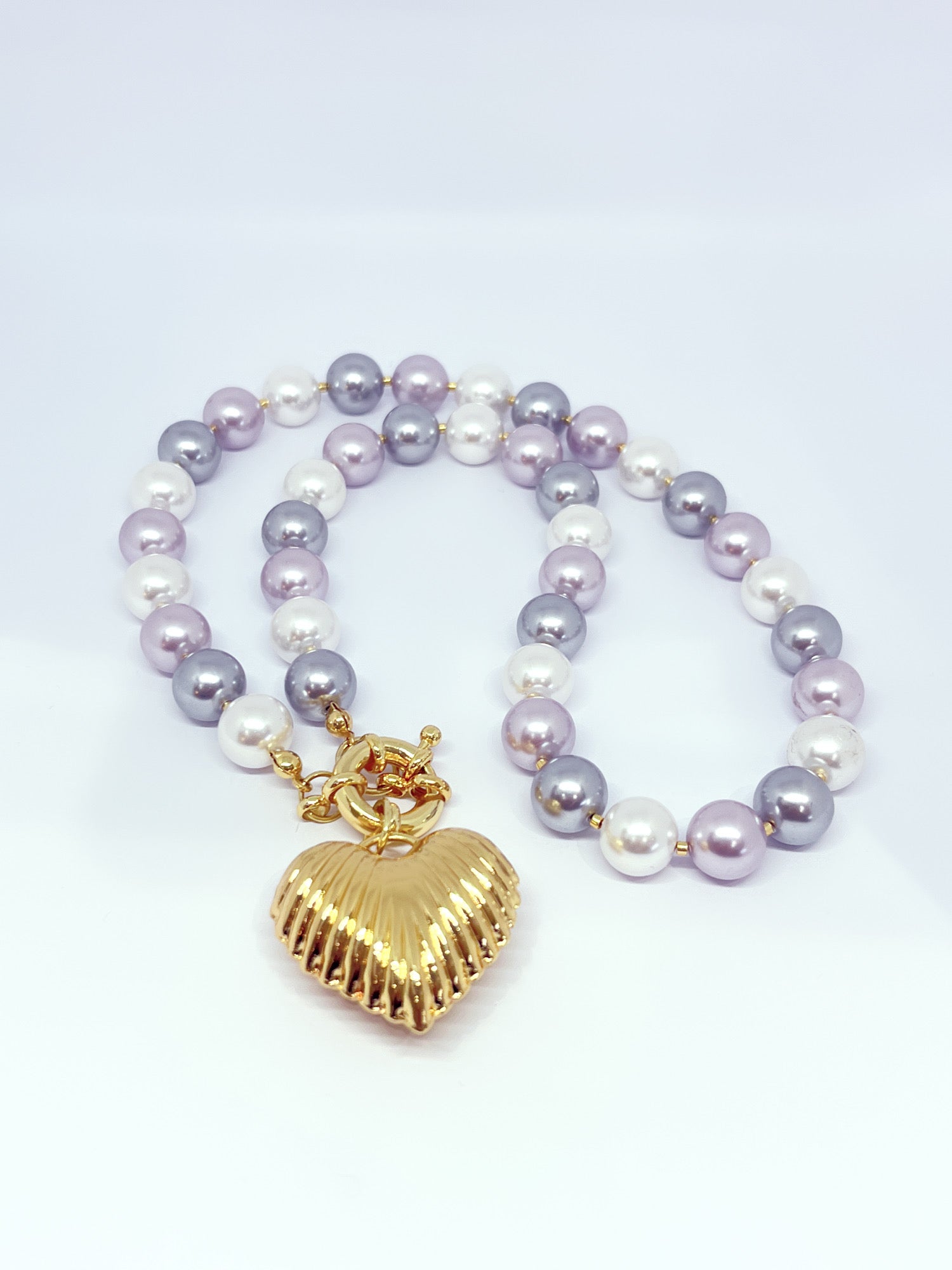 Collar de Perlas Checas Tricolor con Colgante Corazón