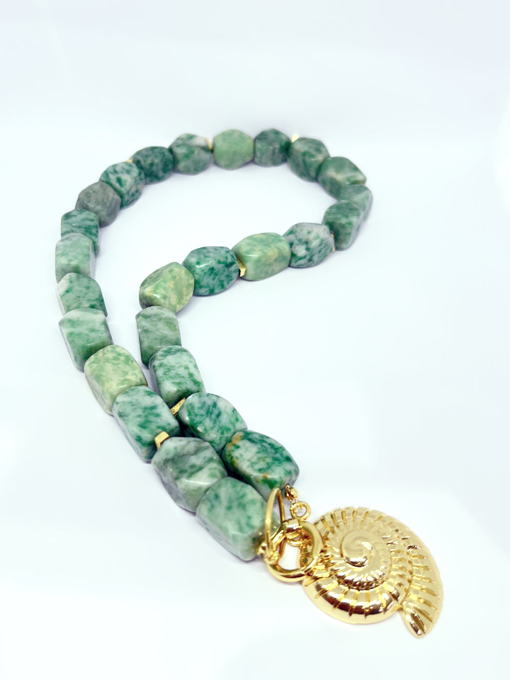 Collar de Jade Verde con Colgante Nautilus