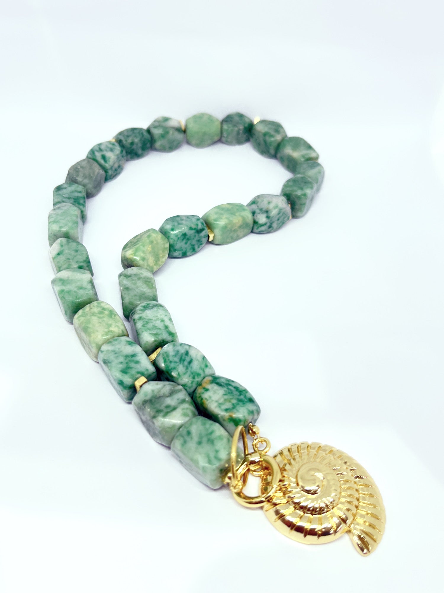 Collar de Jade Verde con Colgante Nautilus