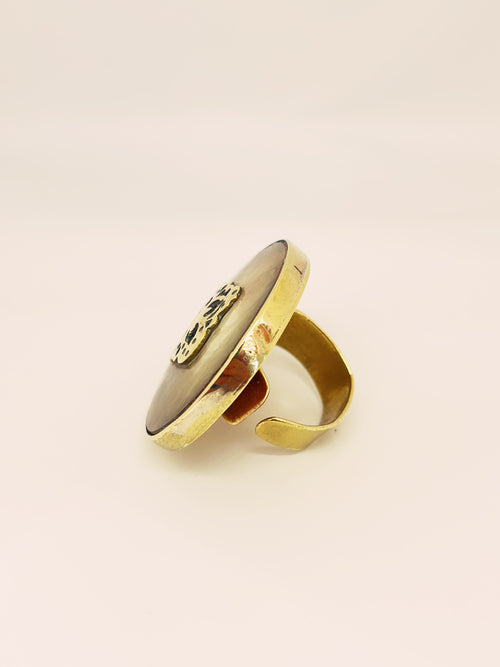 Anillo ajustable de cacho de buey y bronce, artesanía chilena
