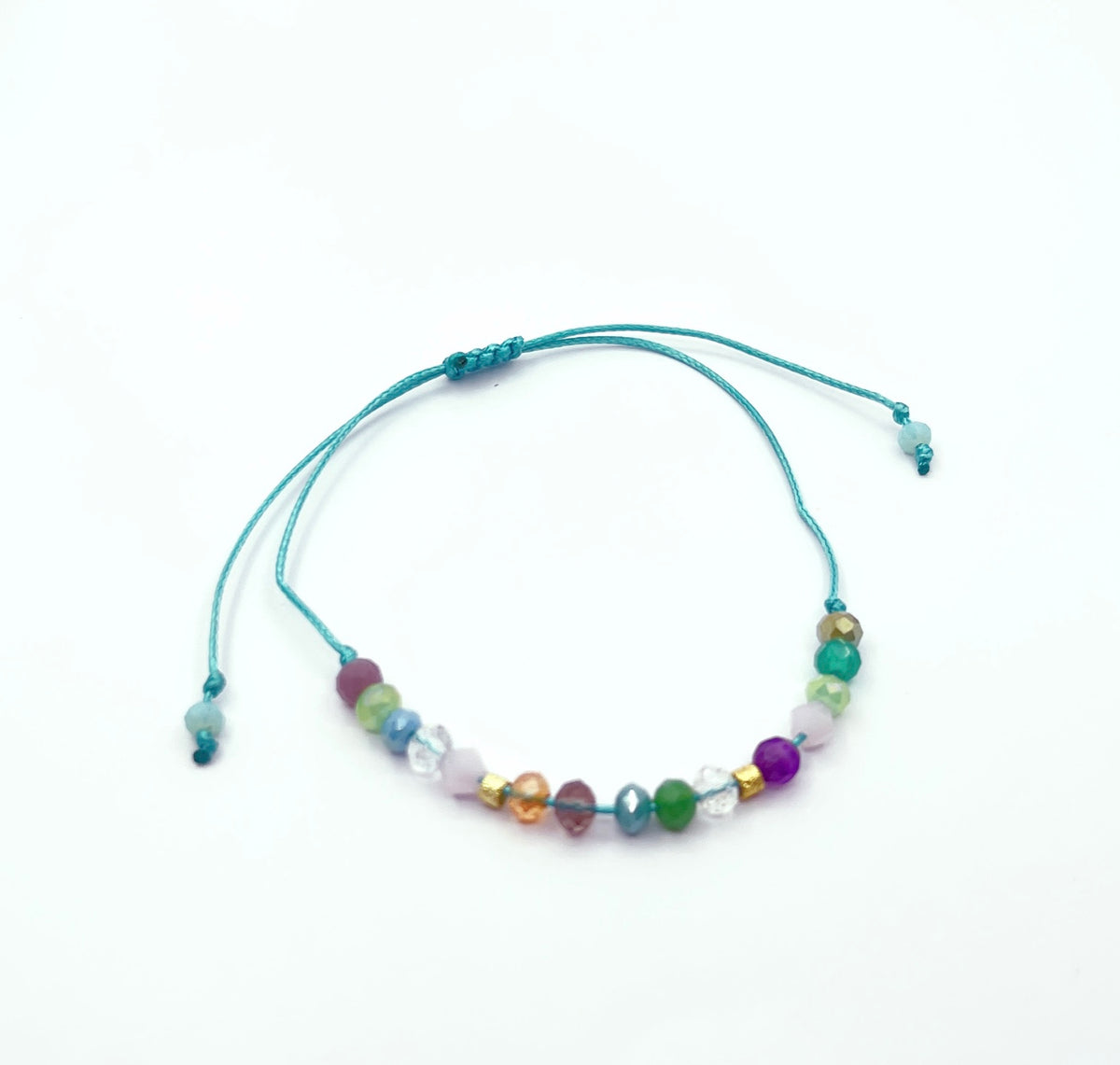 Pulsera de cristales multicolor de 4 mm con macramé y baño de oro amarillo