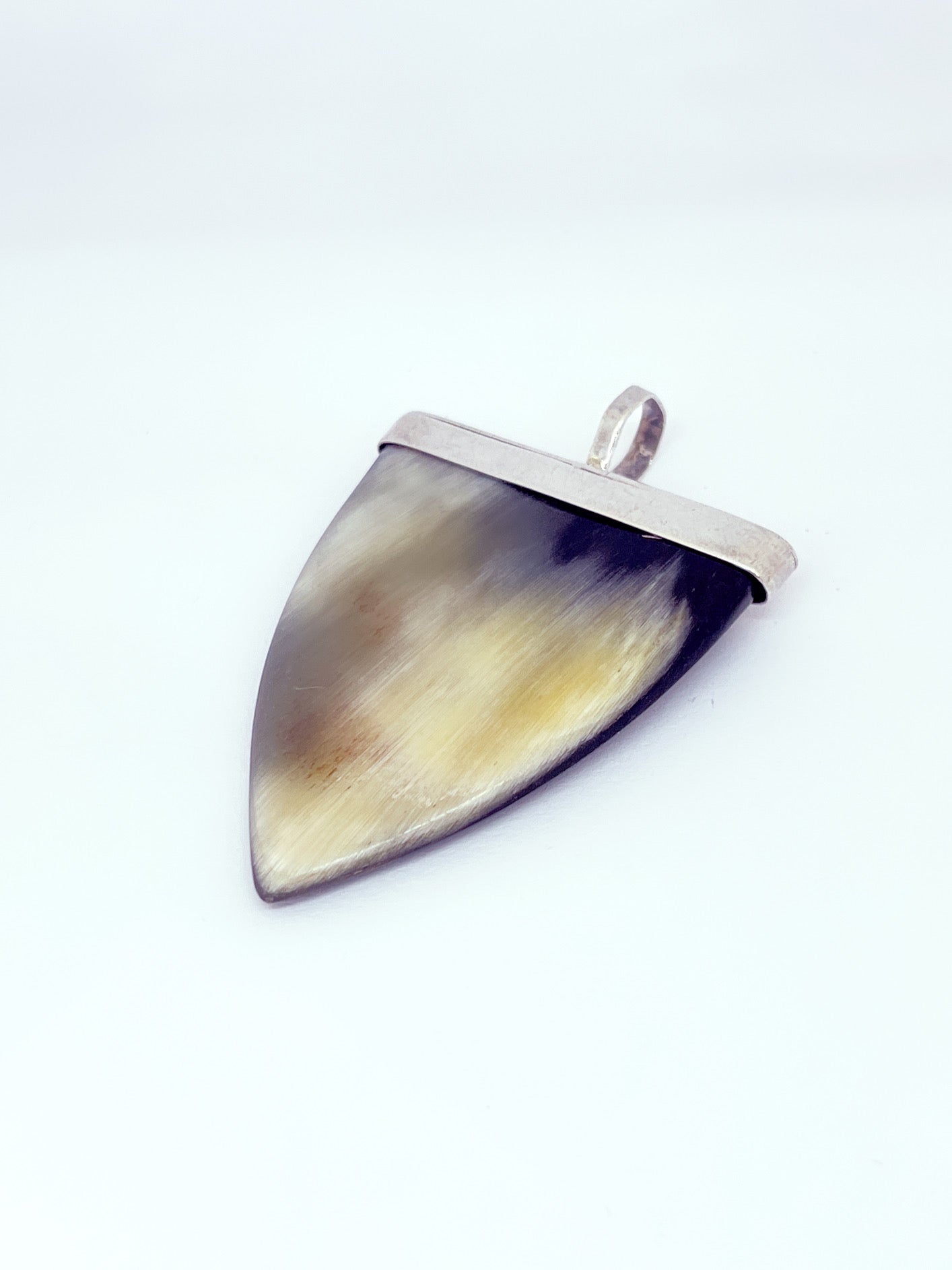 Colgante en cacho de buey y plata