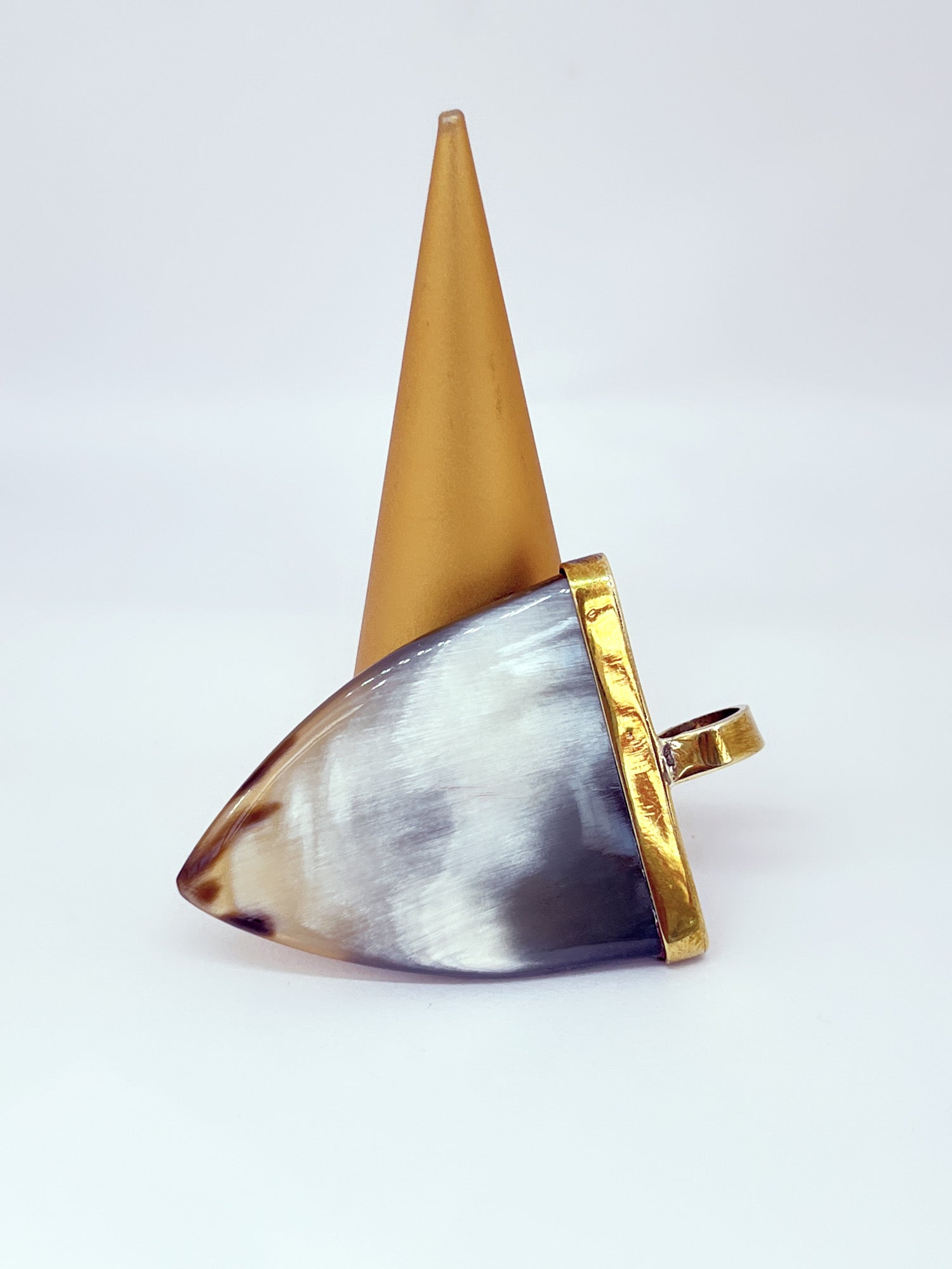 Colgante en cacho de buey y bronce