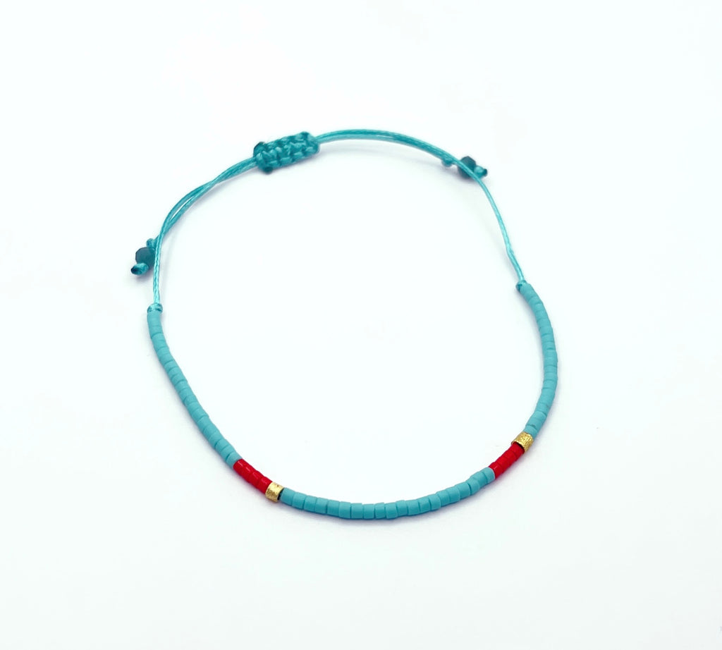 Pulsera turquesa de cerámica Miyuki con macramé y baño de oro amarillo