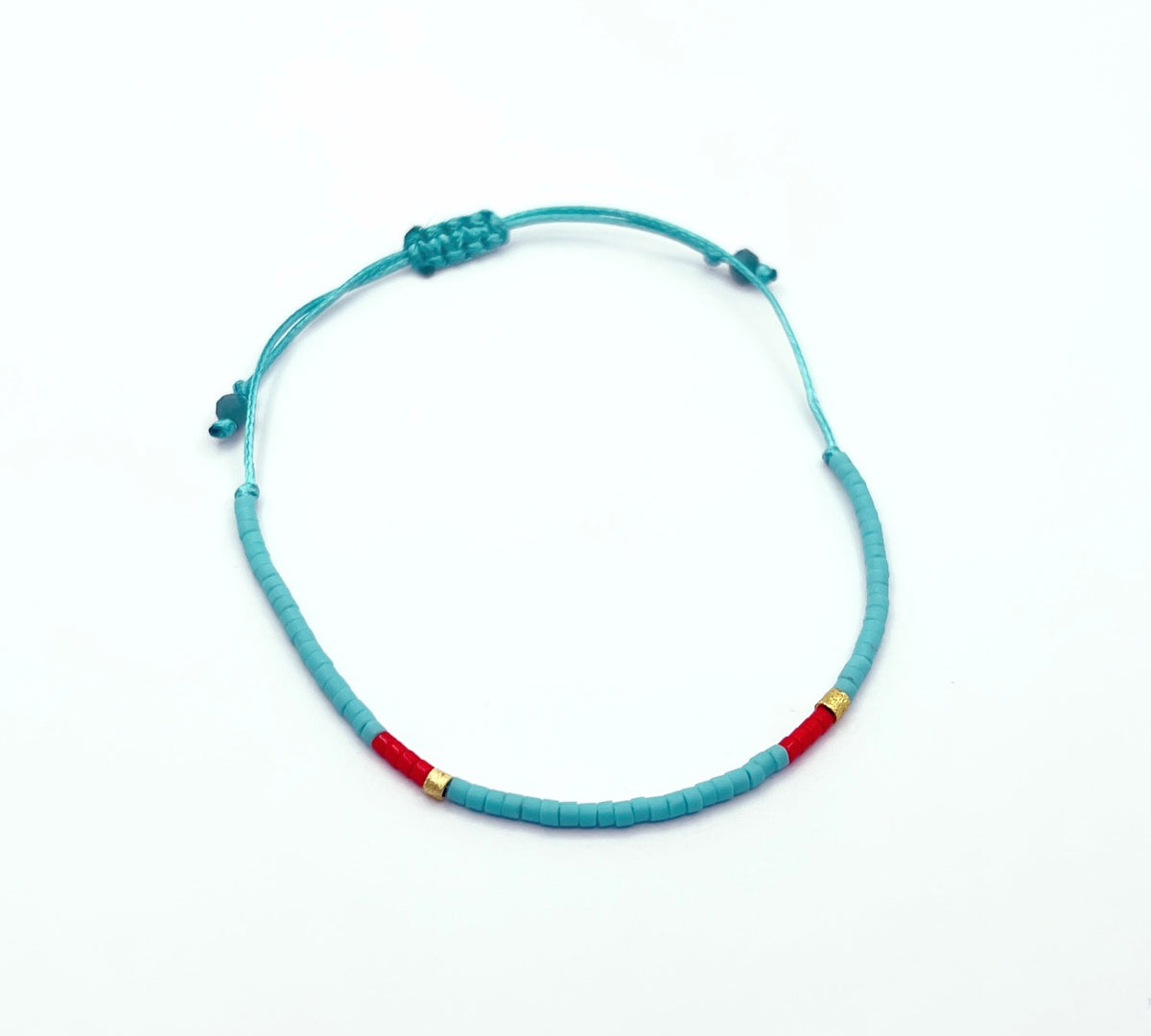 Pulsera turquesa de cerámica Miyuki con macramé y baño de oro amarillo