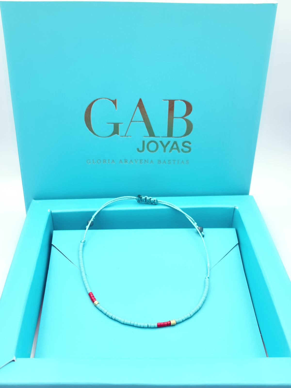 Pulsera turquesa de cerámica Miyuki con macramé y baño de oro amarillo