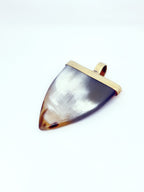 Colgante en cacho de buey y bronce