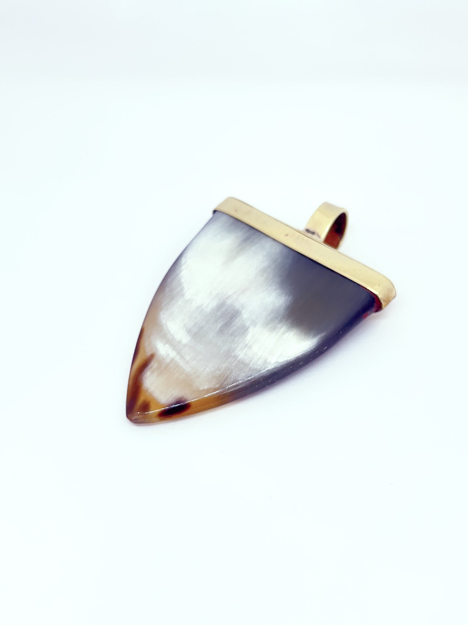 Colgante en cacho de buey y bronce