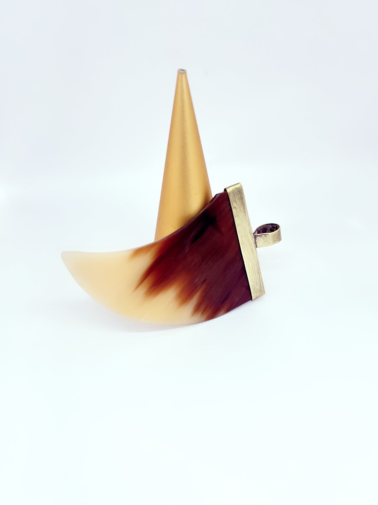 Colgante en cacho de buey y bronce