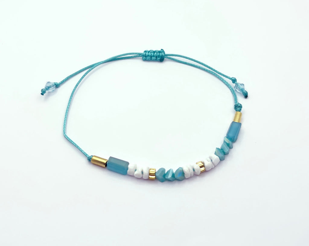 Pulsera de piedras naturales turquesa y coral con baño de oro amarillo
