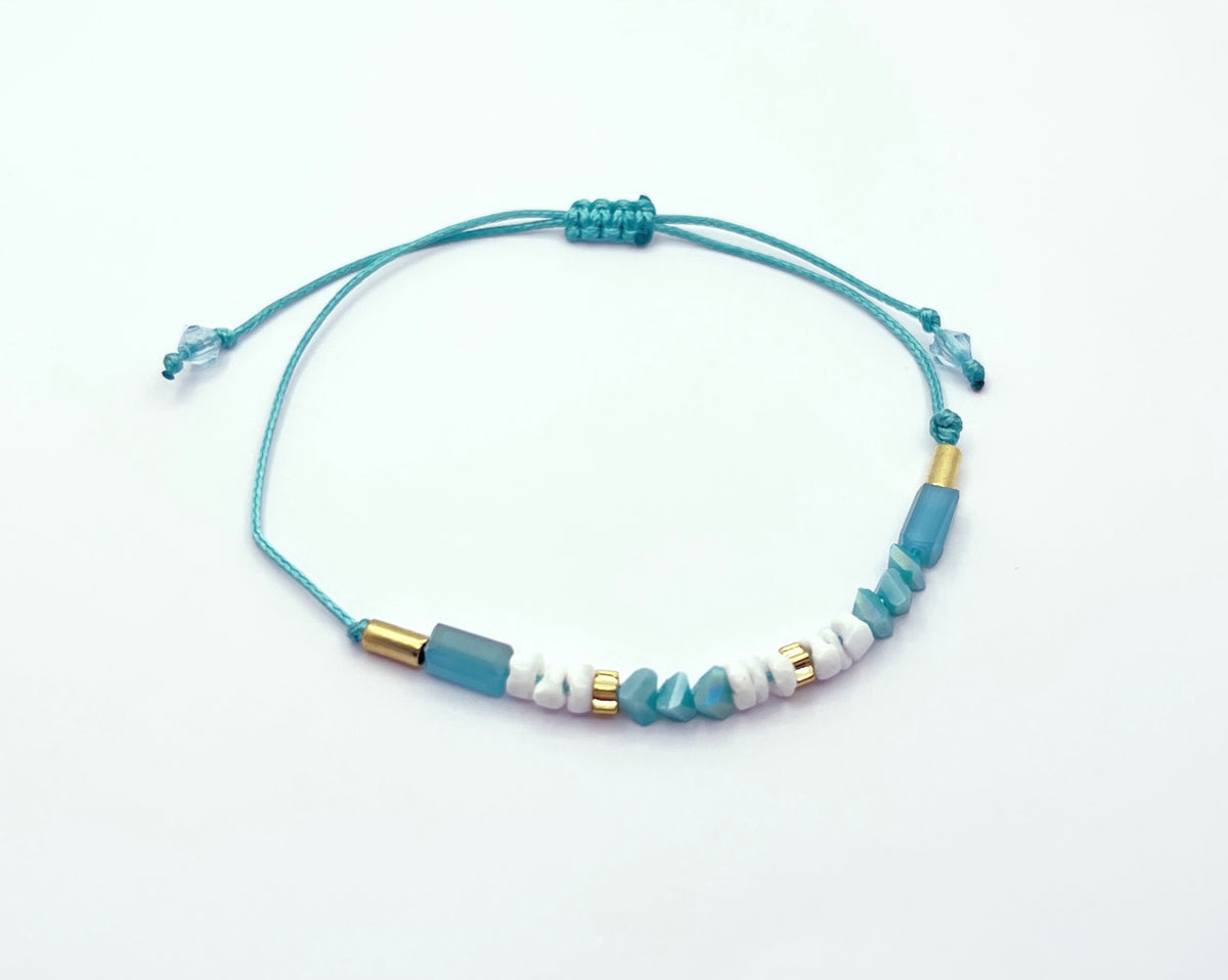 Pulsera de piedras naturales turquesa y coral con baño de oro amarillo