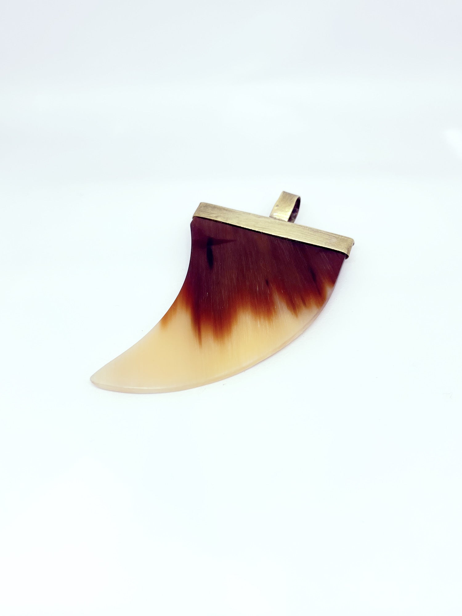 Colgante en cacho de buey y bronce