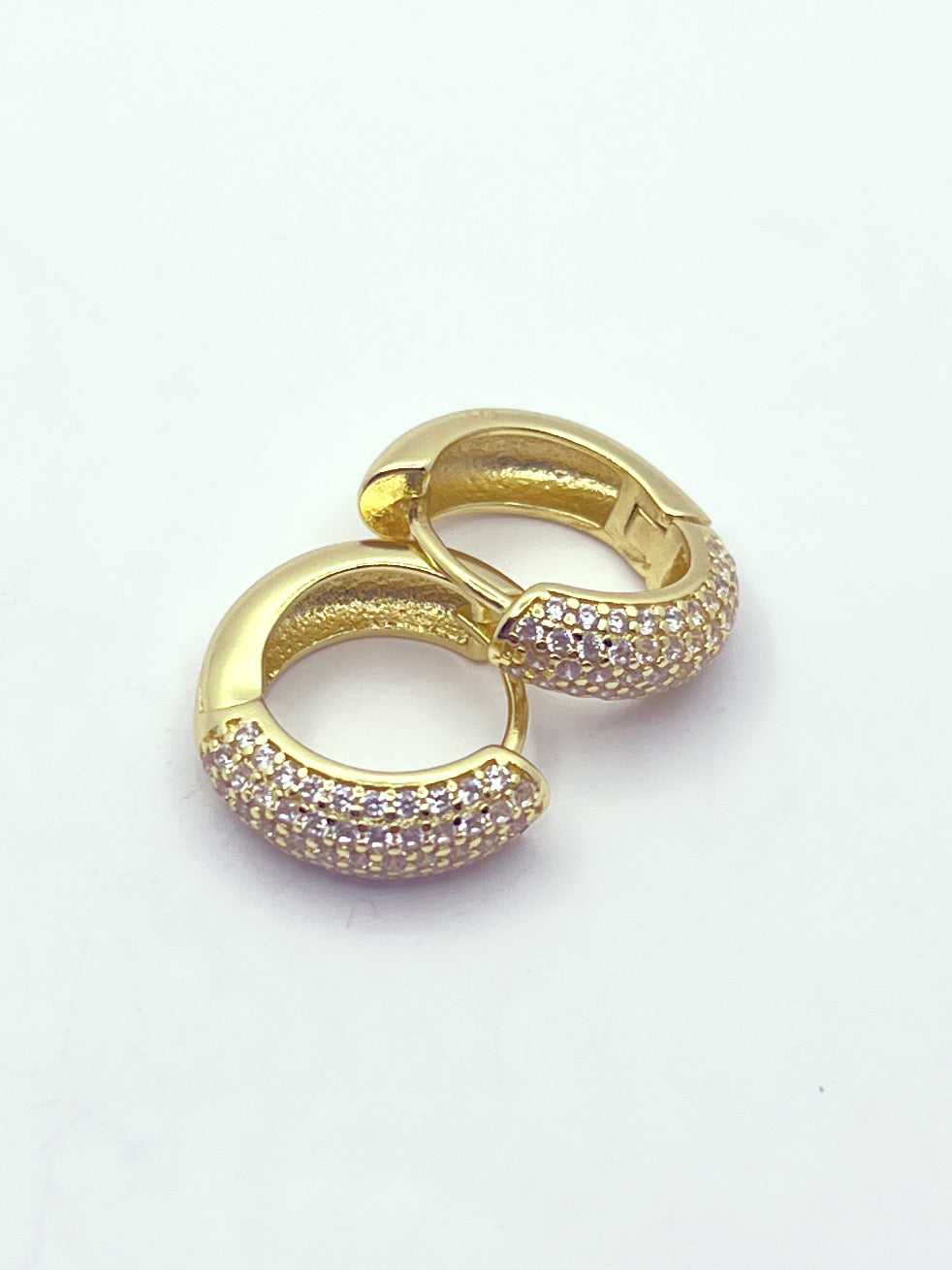Argolla Huggie Circones Pavé