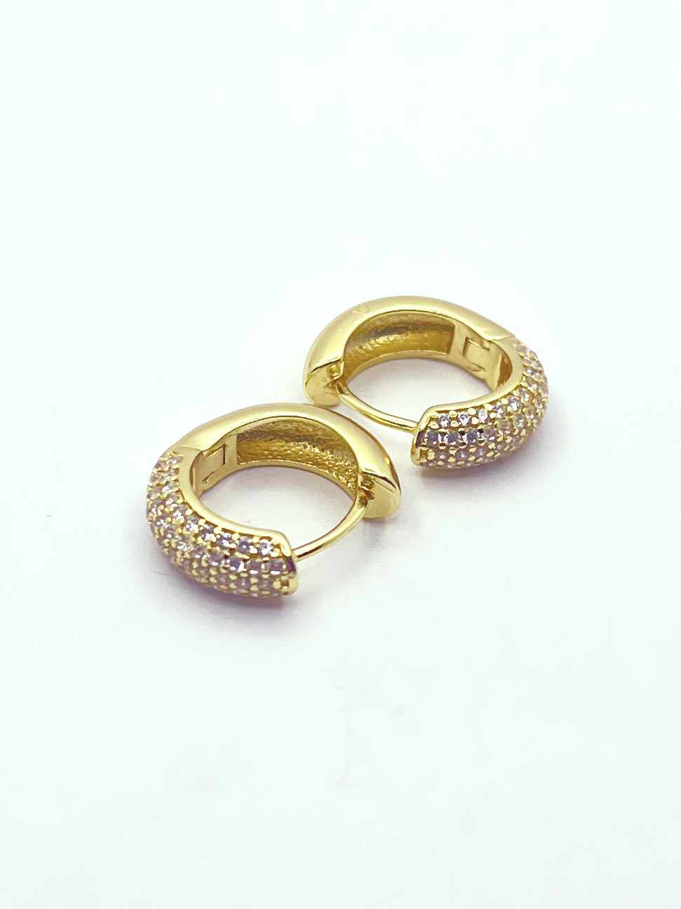 Argolla Huggie Circones Pavé