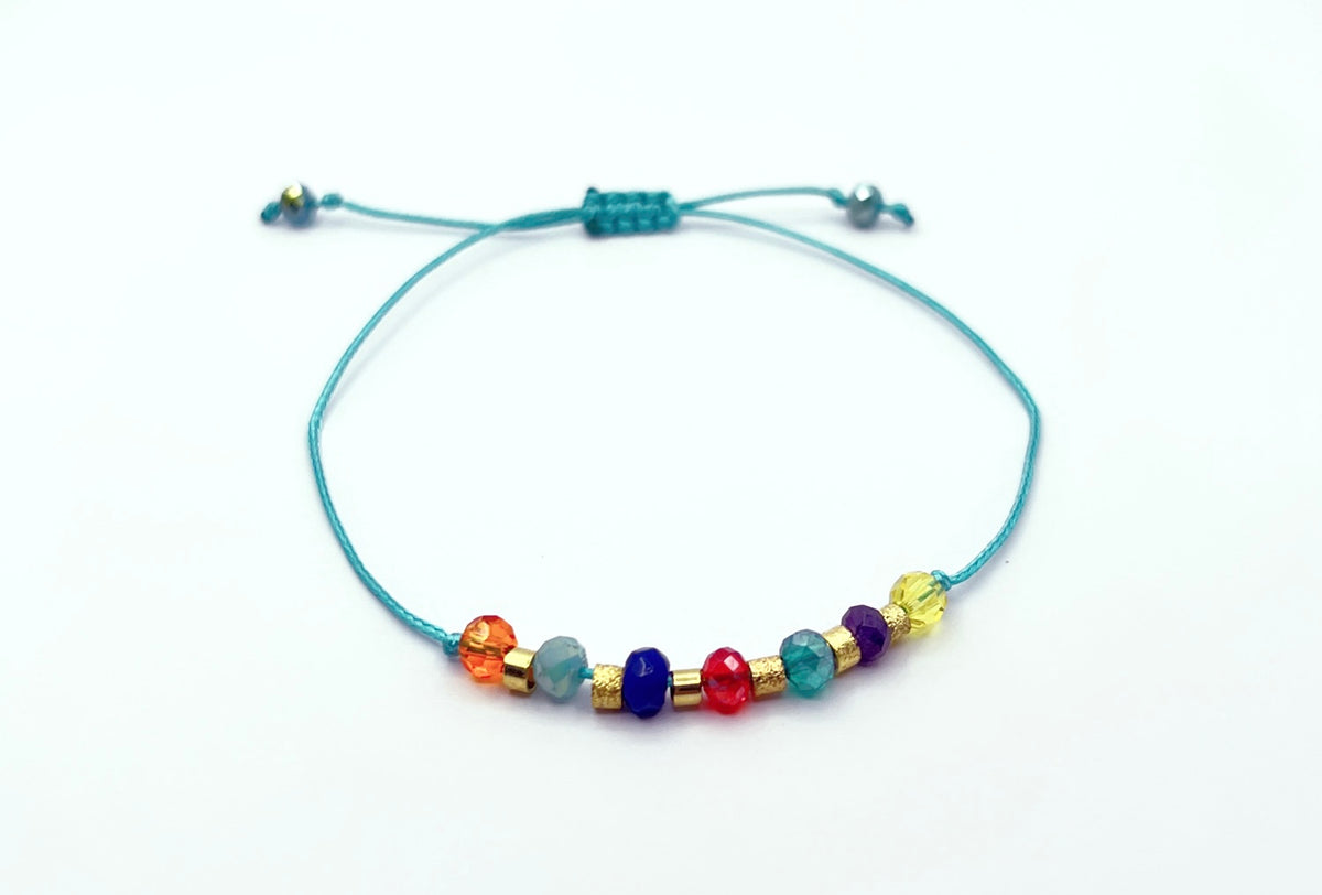 Pulsera de cristales de los siete chakras, macramé y baño de oro amarillo