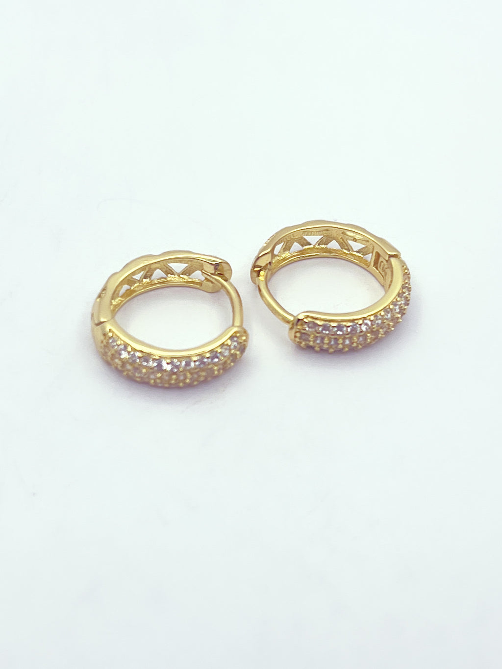 Argolla Huggie Triángulos Circones Pavé
