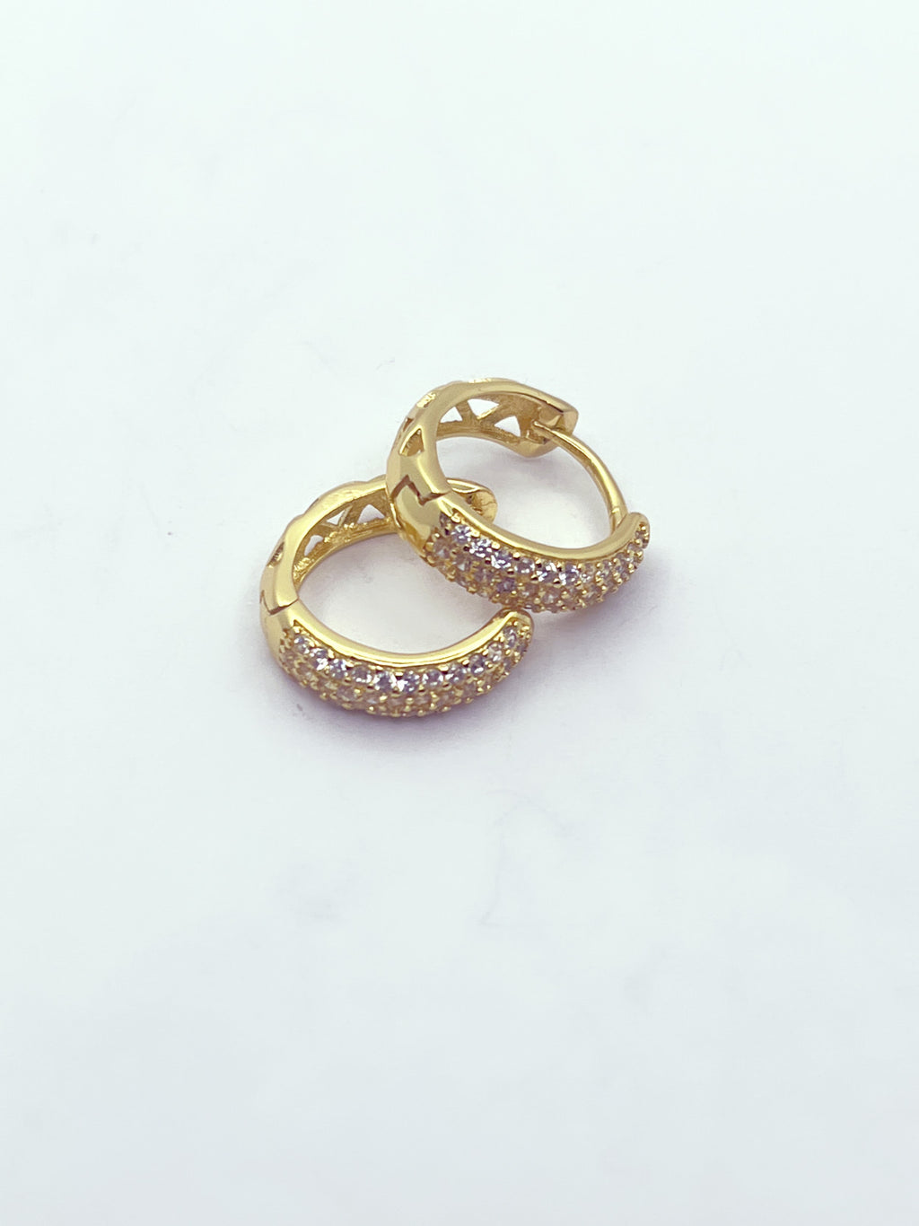 Argolla Huggie Triángulos Circones Pavé