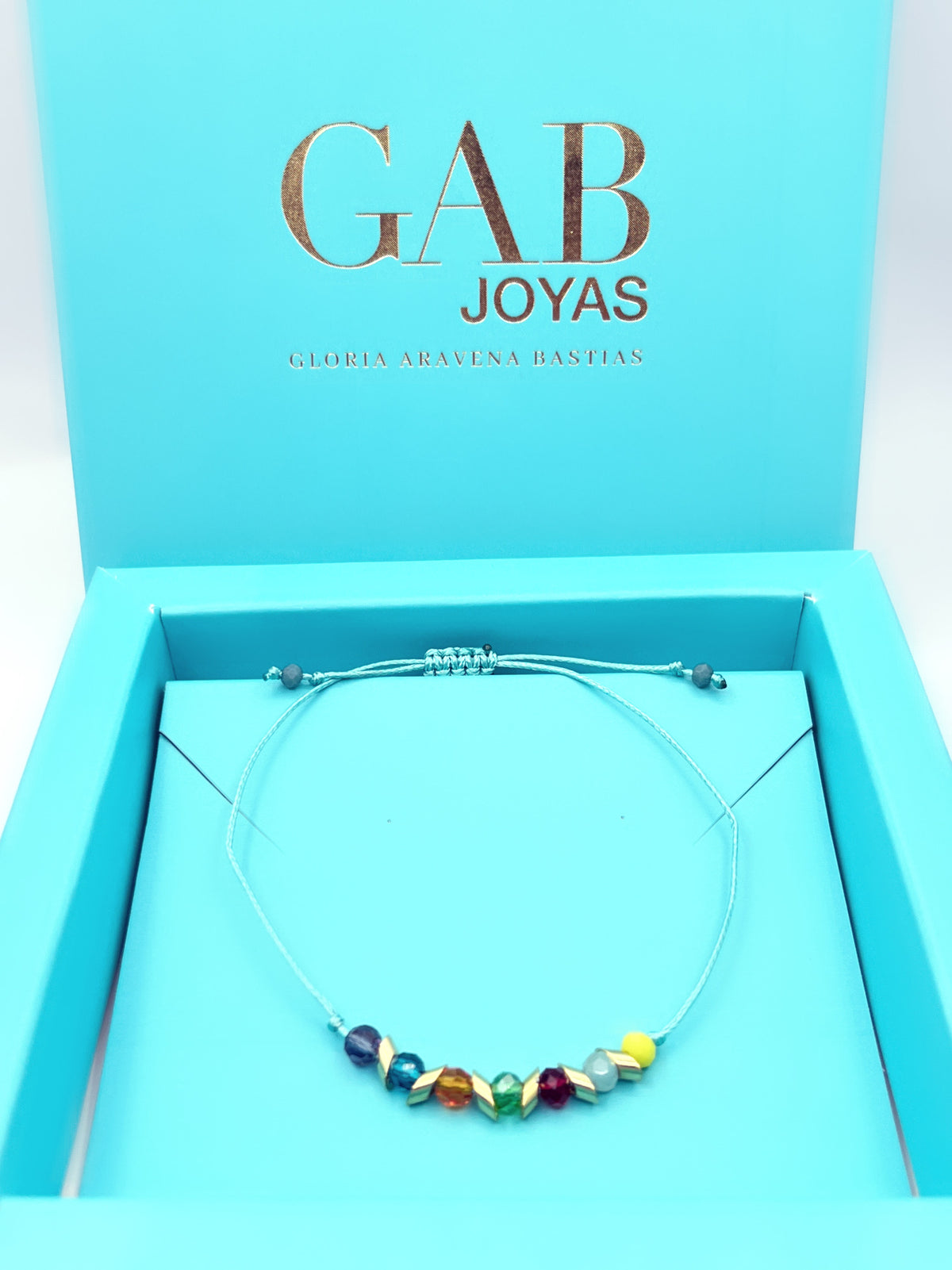 Pulsera de cristales de los siete chakras, macramé y baño de oro amarillo