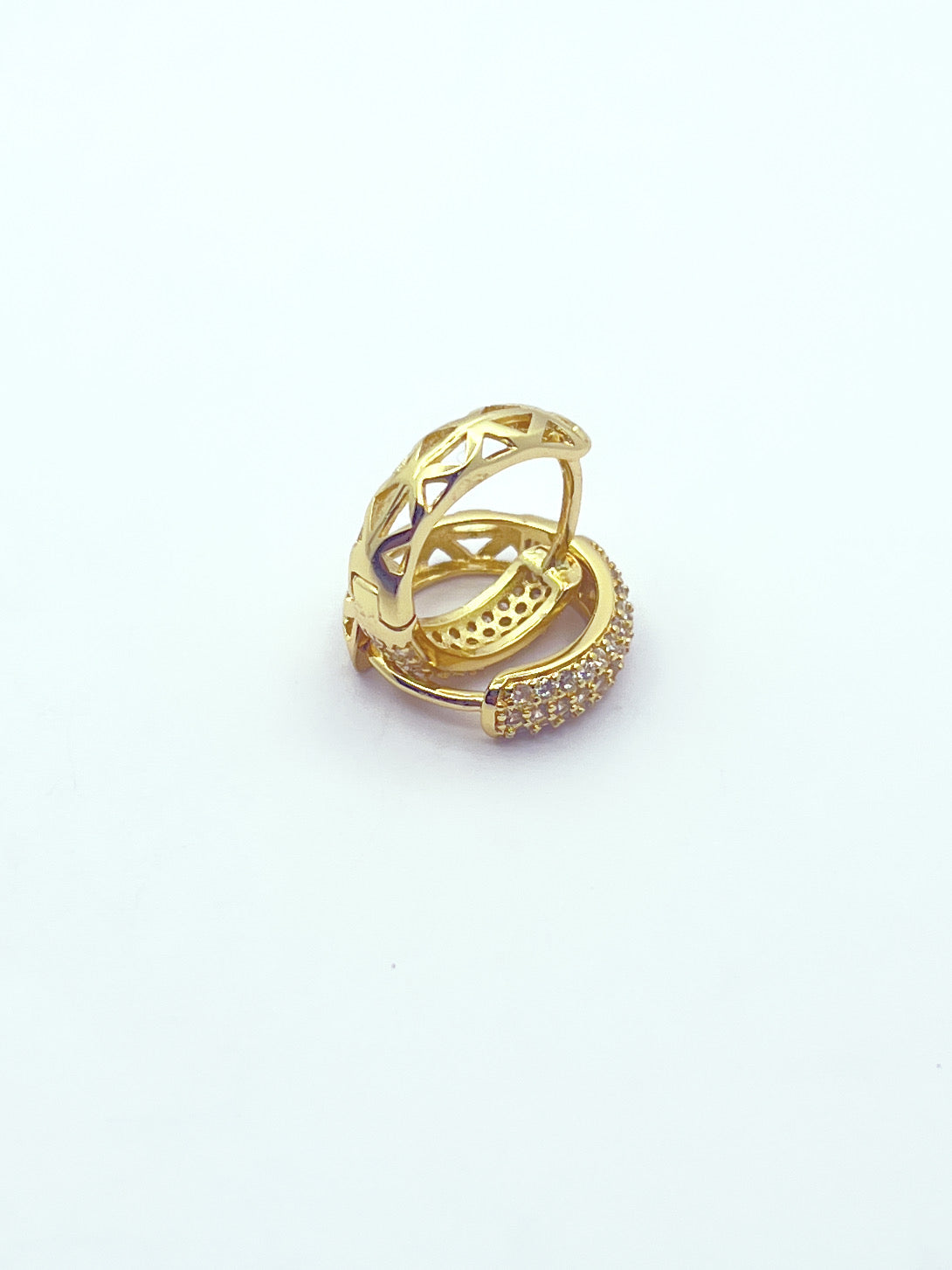 Argolla Huggie Triángulos Circones Pavé
