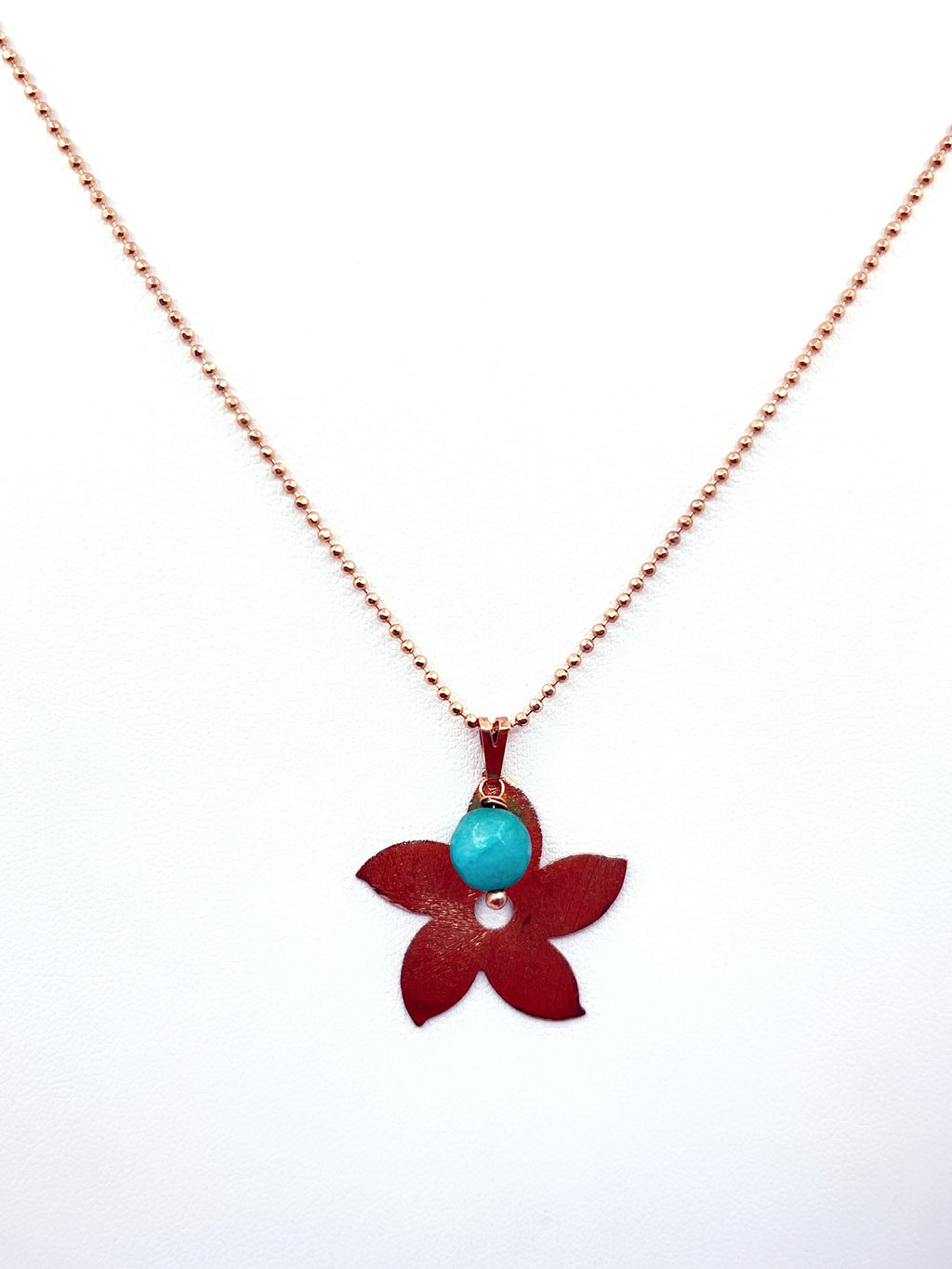 Collar flor y piedra natural baño oro rosado