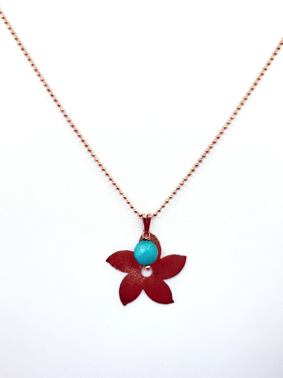 Collar flor y piedra natural baño oro rosado