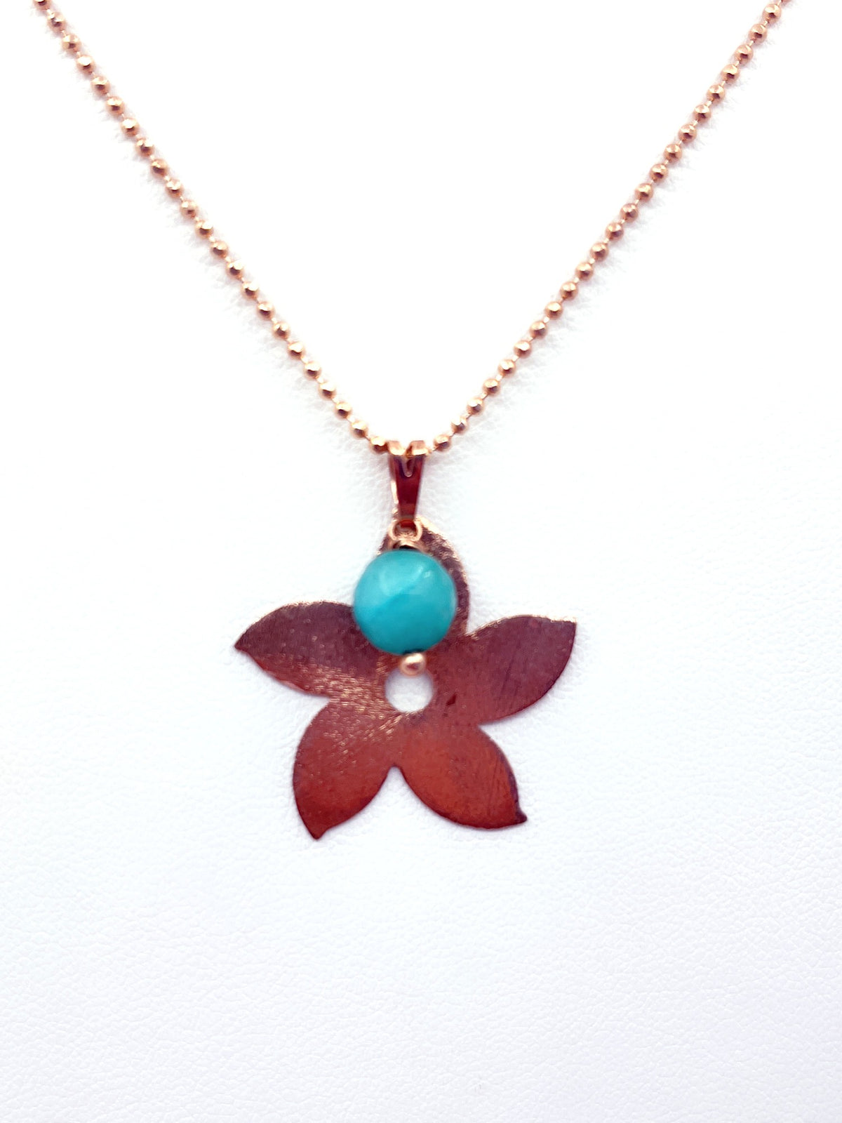 Collar flor y piedra natural baño oro rosado