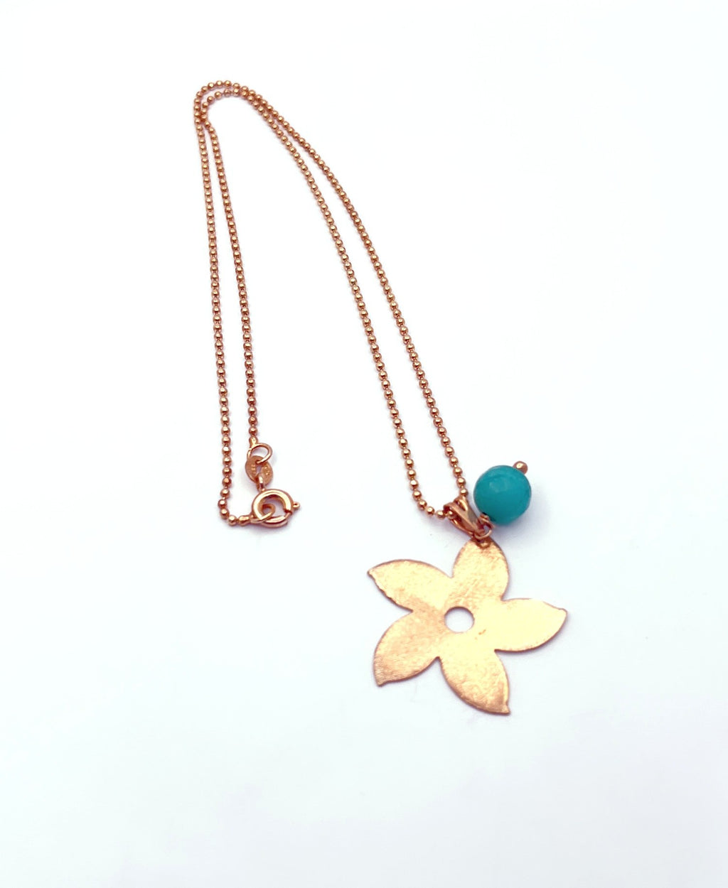 Collar flor y piedra natural baño oro rosado