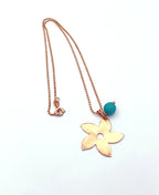Collar flor y piedra natural baño oro rosado