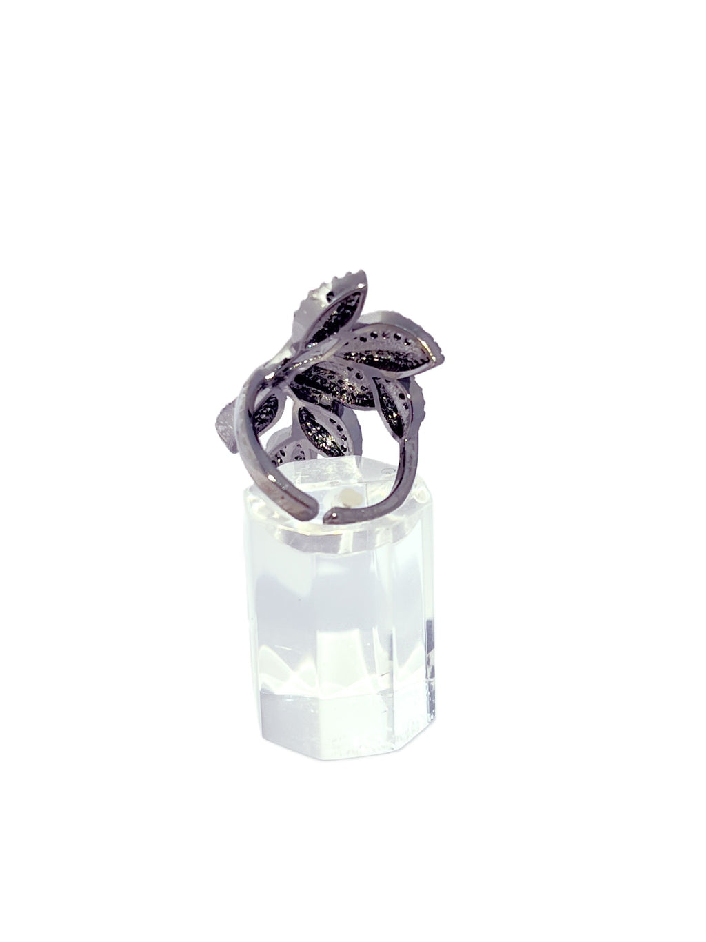 Anillo baño oro blanco hojas y microcircones