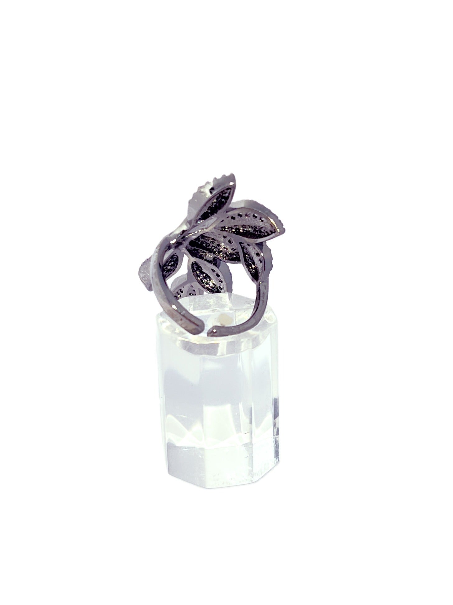 Anillo baño oro blanco hojas y microcircones