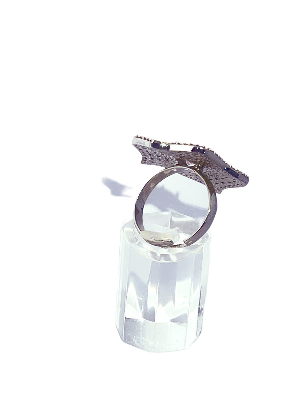 Anillo baño oro blanco microcircones esmerlada