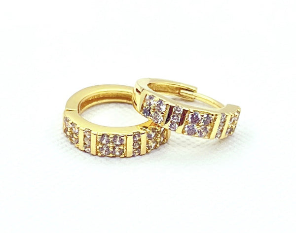 Argollas Huggie con microcircones y baño de oro amarillo, 14 mm