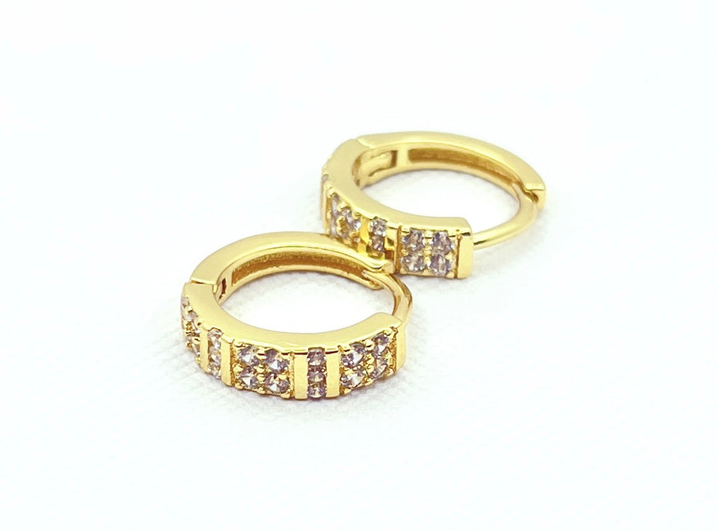 Argollas Huggie con microcircones y baño de oro amarillo, 14 mm